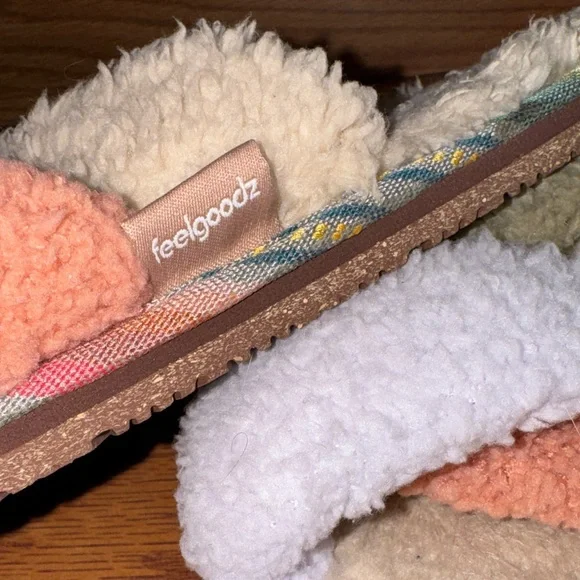 Feelgoodz Women's Equinox Sherpa Cross-Strap Slipper - Picture 2 of 4